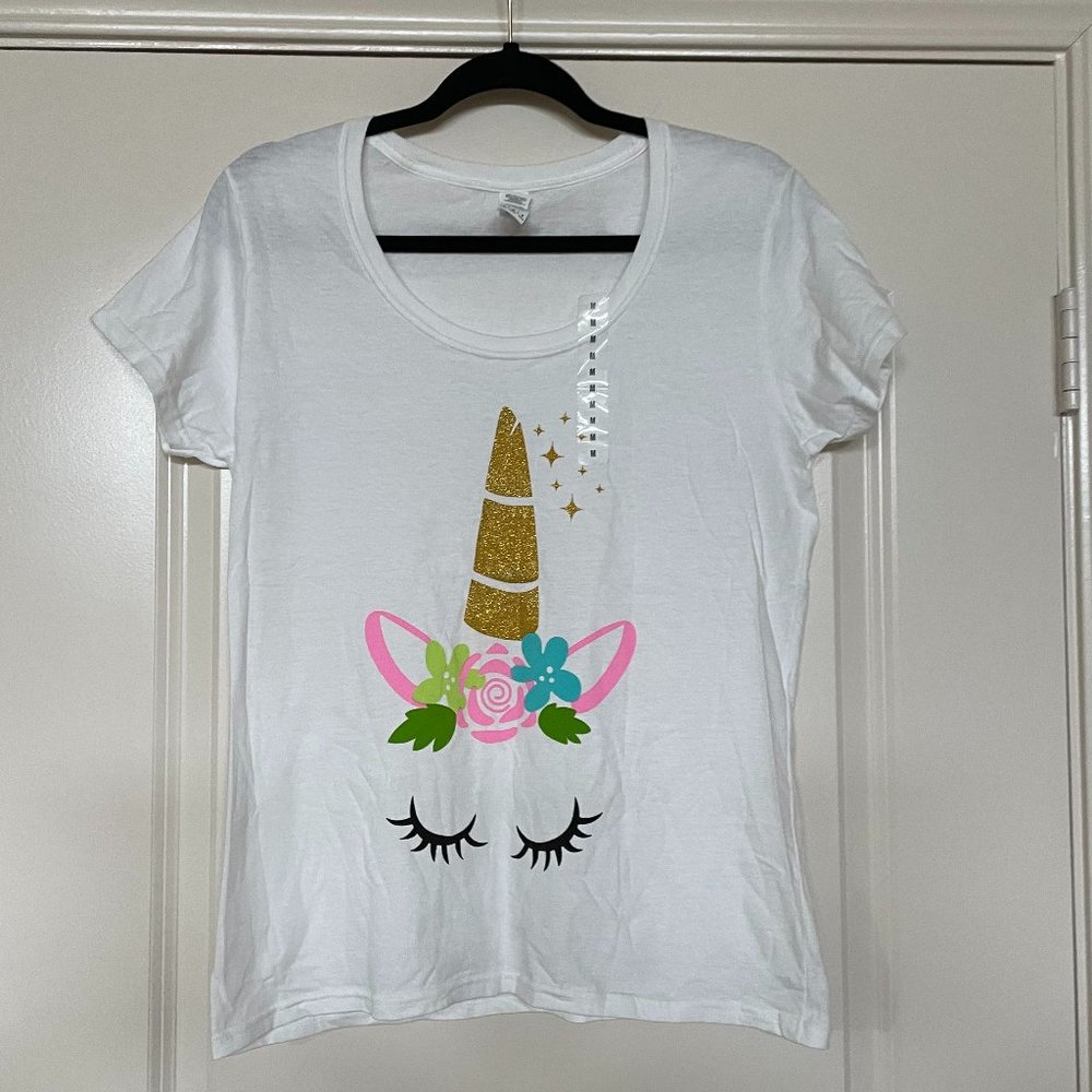 White Girls Unicorn T-Shirt in a Women's Medium with Glitter Detailing